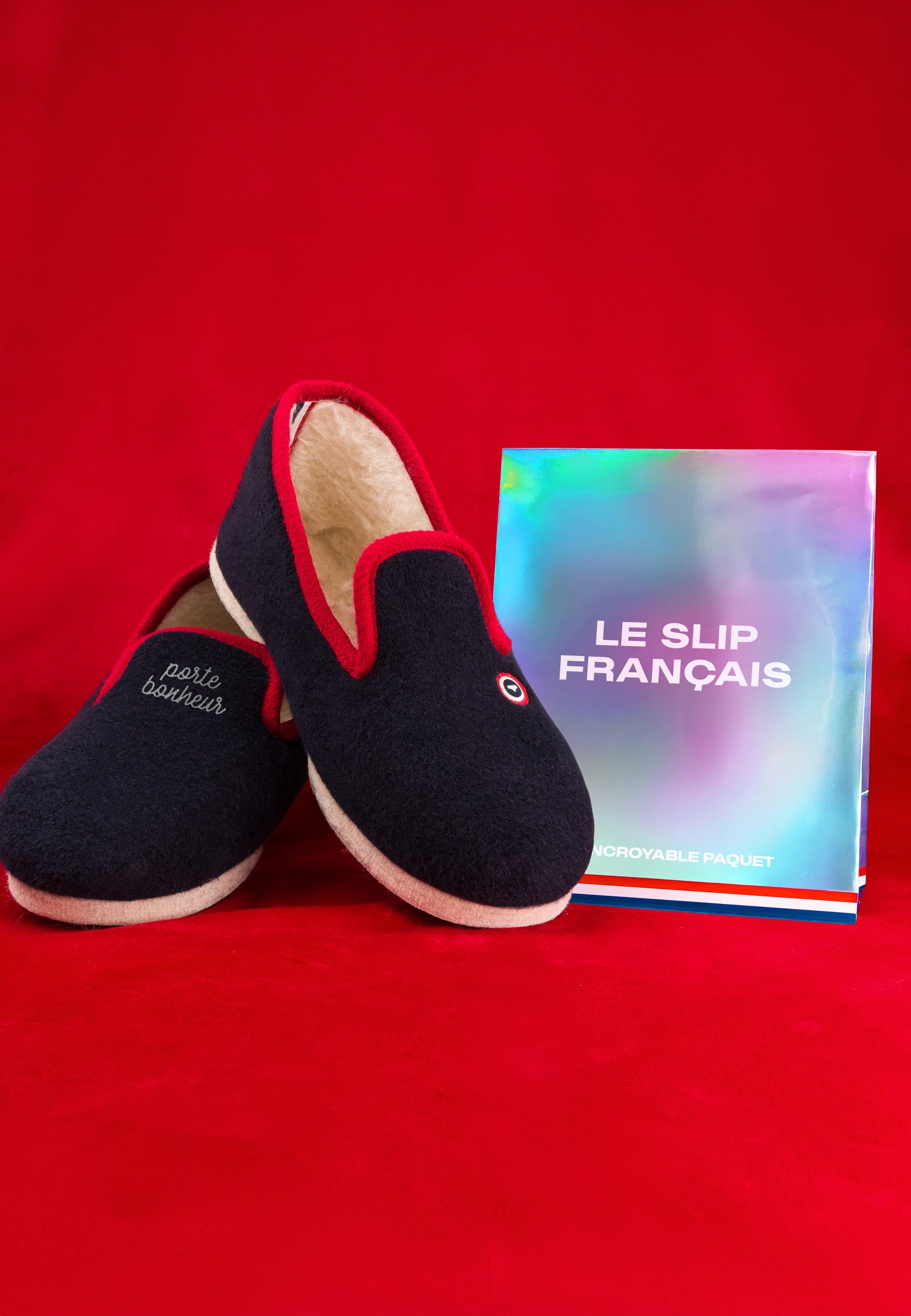 Chaussons d'intérieur bouclette bleu marine - Pantoufles Bouclette Marine brodé Porte Bonheur - Le Slip Français -  1